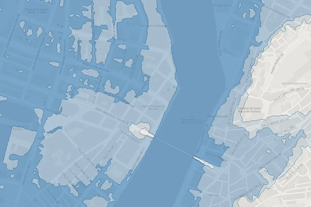 Mapa de las zonas inundables oficiales del Ebro en Tortosa (periodos de retorno de 10, 100 y 500 años) con una dirección de ejemplo marcada.